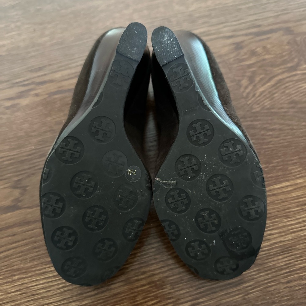Tory Burch Brown Suede Logo Round-Toe Pumps - Picture 6 of 9